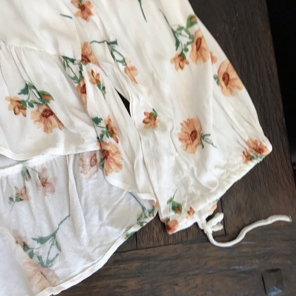 STUNNING FOREVER 21 FLORAL TOP🌻 - Picture 9 of 9